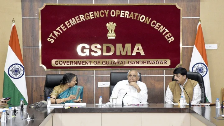 गुजरात में भारी बारिश का खतरा, CM भूपेंद्र पटेल अलर्ट मोड में, बुलाई हाईलेवल बैठक