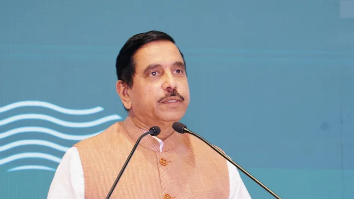 NEET विवाद के बीच प्रह्लाद जोशी बने नए शिक्षा मंत्री, पदभार संभालते ही कही बड़ी बात