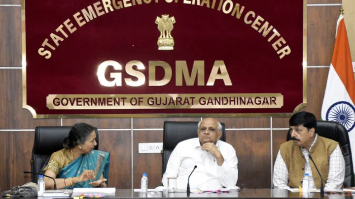 गुजरात में भारी बारिश, CM भूपेंद्र पटेल ने संभाली कमान, स्टेट इमरजेंसी ऑपरेशन सेंटर का किया दौरा