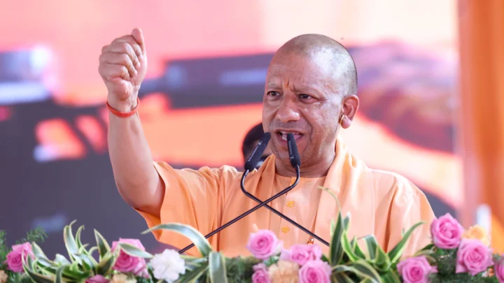 सपा पर जमकर बरसे सीएम योगी, कहा- उन्होंने दिए माफिया, हमने दिए मेडिकल कॉलेज