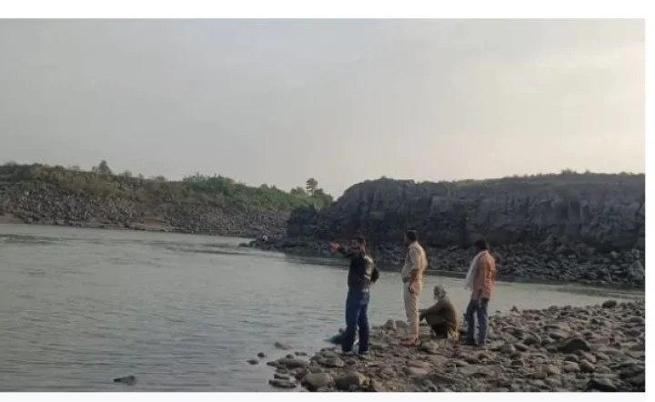 नर्मदा नदी की तेज धार में बहा इंदौर का युवक, 9 घंटे की मशक्कत के बाद मिला शव