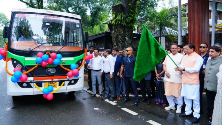 मुख्‍यमंत्री धामी ने 11 क्लीन फ्यूल वाहनों को दिखाई हरी झंडी, उत्तराखंड सरकार स्वच्छ परिवहन को दे रही बढ़ावा