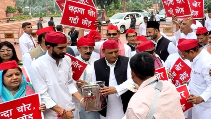 संसद में आर-पार, सपा सांसदों का दानपेटी प्रदर्शन, प्रियंका बोलीं मैंने कुछ गलत नहीं कहा