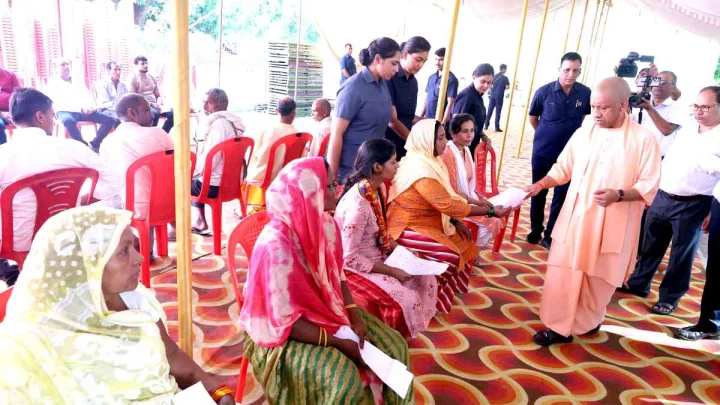 CM योगी आदित्यनाथ ने व्यस्तता के बीच भी किया 'जनता दर्शन' कार्यक्रम