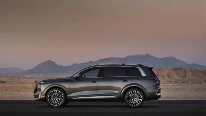Audi Q9 : Audi की अब तक की सबसे बड़ी SUV से उठा पर्दा, 7-सीटर लग्जरी, Hands-Free Driving और V8 इंजन से होगी लैस