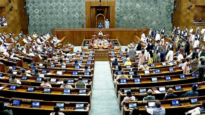 LIVE: विपक्ष के हंगामे की वजह से नहीं चली संसद, कार्यवाही सोमवार तक स्थगित
