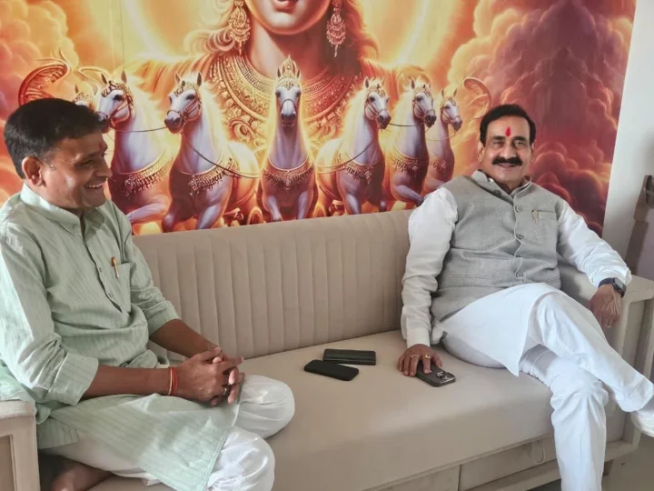दतिया भाजपा पर एक्शन के बाद नरोत्तम मिश्रा से आशुतोष तिवारी की मुलाकात, बोले नरोत्तम, सोशल मीडिया पर फैलाया जा रहा भ्रम
