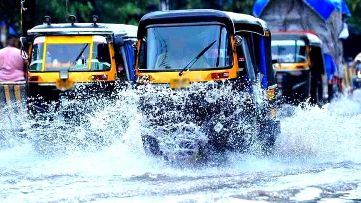 Monsoon Alert: उत्तर से दक्षिण तक भारी बारिश का अलर्ट, पहाड़ों में भूस्खलन और मैदानी इलाकों में बाढ़ का खतरा