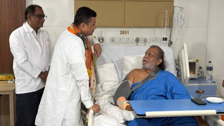 मिथुन चक्रवर्ती की हुई माइनर सर्जरी, बंगाल सीएम शुभेंदु अधिकारी मिलने पहुंचे अस्पताल