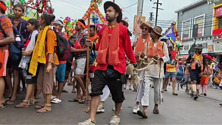 Kanwar Yatra : कांवड़ में दिखी भगत सिंह, सुखदेव और राजगुरु की अमरगाथा, शिवभक्तों ने अनोखे अंदाज में दी श्रद्धांजलि