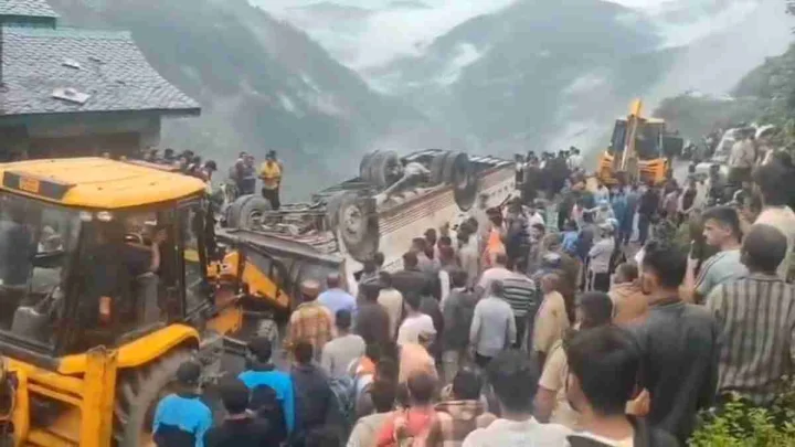 हिमाचलमध्ये बस दरीत कोसळून सात जणांचा मृत्यू, ११ जखमी