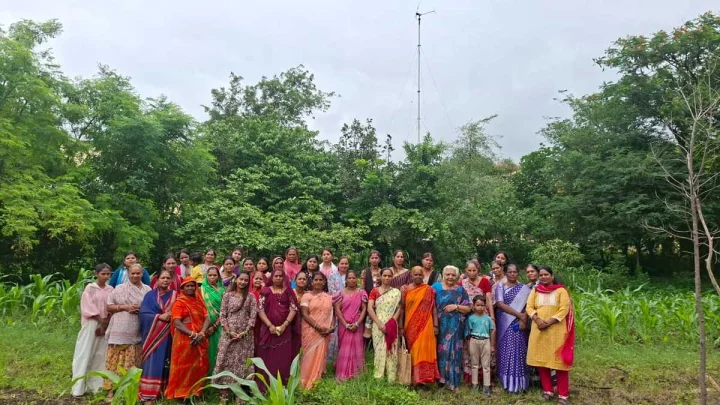 जनक दीदी से स्वयं सहायता समूहों की महिलाओं और किशोरियों ने सीखे सतत आजीविका एवं पर्यावरण संरक्षण के गुर
