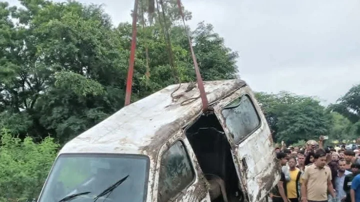 Sarangpur : सारंगपुर में दर्दनाक हादसा, 11 लोगों से भरी ईको कार नाले में बही, 7 की मौत, 2 ने कूदकर बचाई जान, 2 लापता