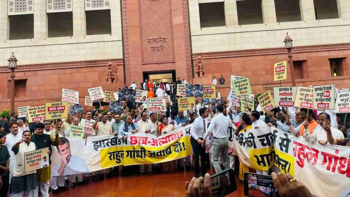 झारखंड में छात्रों पर लाठीचार्ज को लेकर सियासी संग्राम, संसद में NDA का प्रदर्शन; राहुल गांधी से मांगा जवाब