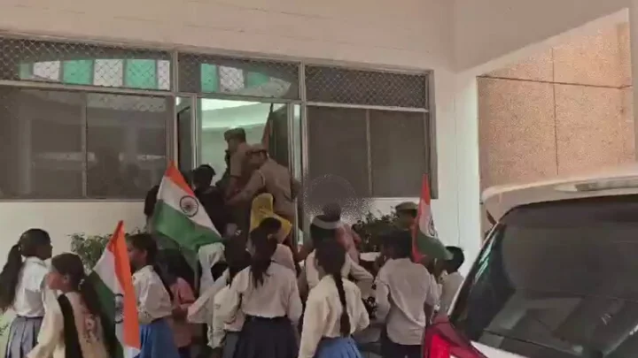 Gen Z के बाद Gen Alpha का आंदोलन, Hamirpur में सड़क की मांग को लेकर कलेक्ट्रेट को घेरा