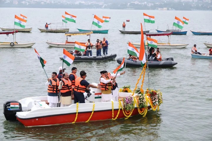 देश में पहली बार भोपाल में बना फ्लोटिंग तिरंगा, बड़े तालाब में निकली नौका  तिरंगा यात्रा