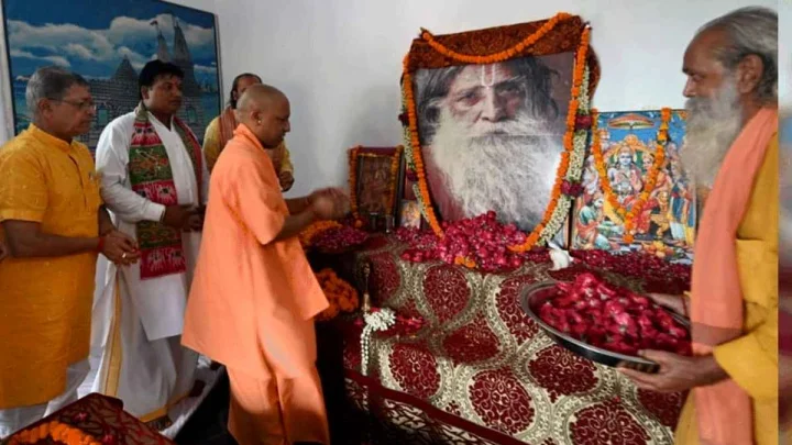 CM योगी पहुंचे अयोध्या, महंत रामचंद्र दास परमहंस को 23वीं पुण्यतिथि पर दी श्रद्धांजलि, विपक्ष पर साधा निशाना