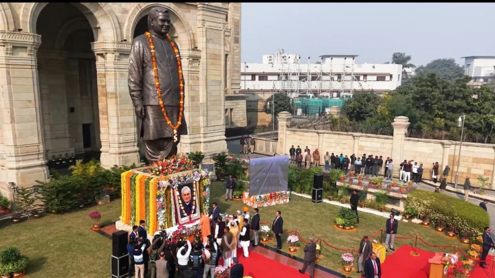 अटलबिहारी वाजपेयी की पुण्यतिथि पर CM योगी ने दी श्रद्धांजलि, बोले- ‘राष्ट्र प्रथम’ की भावना का जीवंत उदाहरण है उनका जीवन