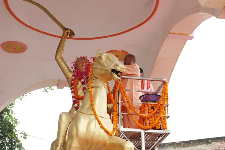 Chief Minister Yogi Adityanath paid floral tributes on birth anniversary of Veerangana Rani Avanti Bai Lodhi