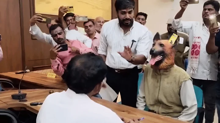 कुत्‍ता बनकर कलेक्‍टर के सामने पहुंचा शख्‍स, देखकर हर कोई रह गया दंग, वजह भी है चौंकाने वाली
