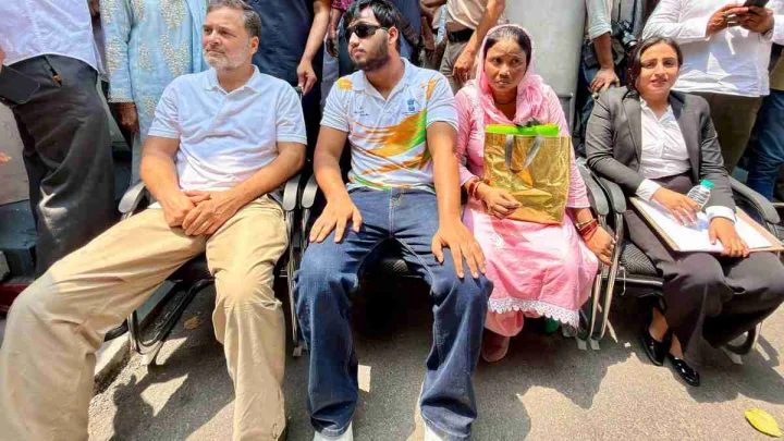 राहुल गांधी का संसद मार्ग थाने के बाहर धरना: पैलेट गन पीड़ित के समर्थन में उतरे कांग्रेस नेता, भाजपा ने बताया अराजकता की राजनीति