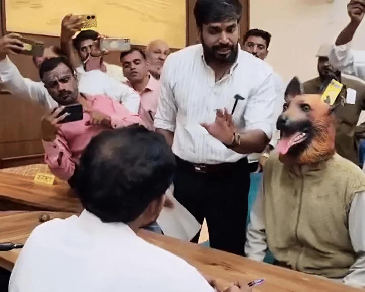 कुत्‍ता बनकर कलेक्‍टर के सामने पहुंचा शख्‍स, देखकर हर कोई रह गया दंग, वजह भी है चौंकाने वाली