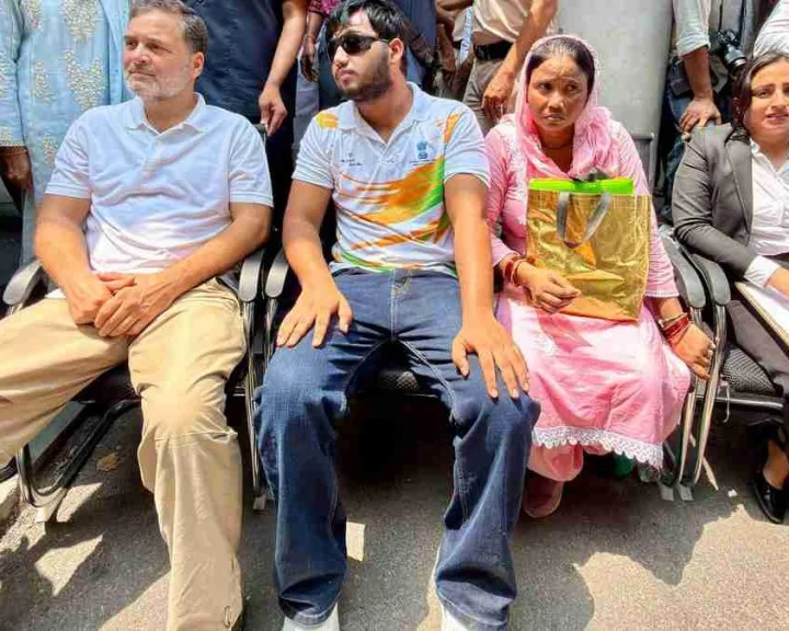 rahul gandhi protest outside sansad marg police station