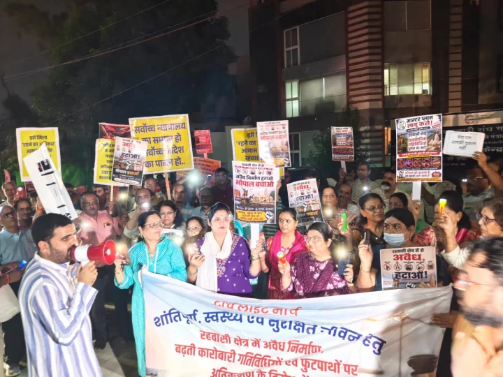 भोपाल में रहवासी क्षेत्र में कमर्शियल एक्टिविटी पर निगम की सीलिंग कार्यवाही पर उठे सवाल, टॉर्च जला कर सड़क पर किया प्रदर्शन