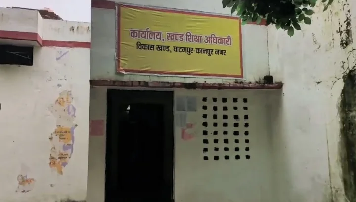 122 बच्चों की पढ़ाई 2 कमरों में कैद, स्कूल भवन गिरने के 3 साल बाद भी नहीं बनी नई इमारत, 4 घंटे बाहर बैठे रहे बच्चे