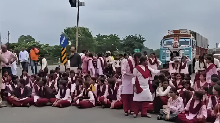 बड़वानी में Gen अल्फा छात्रों का प्रोटेस्‍ट, 50 KM पैदल चलकर NH-3 किया जाम, ये थी आंदोलन की वजह
