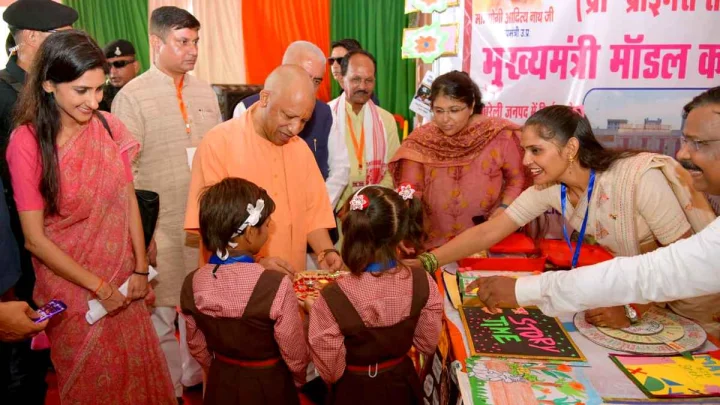 CM योगी की मिशन शक्ति से बेटियों को मिला बड़ा मौका, 4 छात्राओं ने एक दिन के लिए संभाली निदेशक की कमान