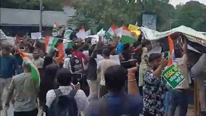LIVE: पटना में प्रदर्शनकारी छात्रों पर पुलिस का लाठीचार्ज, कई छात्र हिरासत में