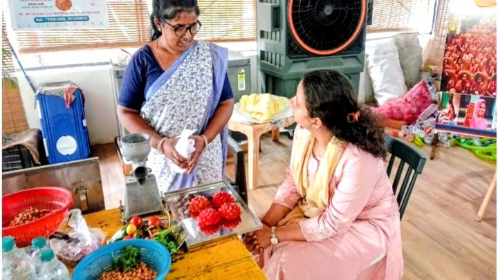 आजीविका मिशन की सहायता से सालाना ढाई लाख कमा रहीं मजदूर रहीं सोनभद्र की निर्मला