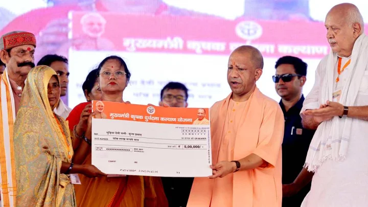 मुख्यमंत्री योगी ने योजनाओं के लाभार्थियों को दिया चेक, चाबी, प्रमाणपत्र व सहायता राशि