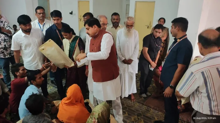 चित्रकूट में बाढ़ पीड़ितों के बीच पहुंचे सीएम डॉ. मोहन यादव, बांटी राहत सामग्री