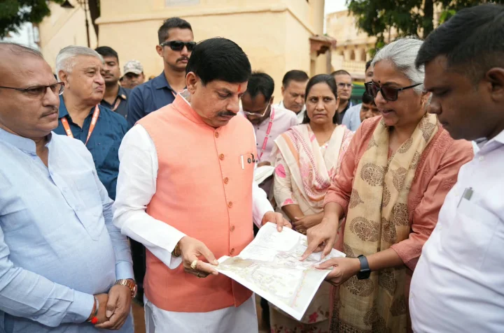 ओरछा में रामराजा लोक के निर्माण कार्यों का CM डॉ. मोहन यादव ने लिया जायजा, स्थानीय दुकानदारों से किया संवाद
