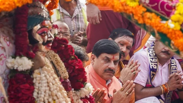 महाकाल की शाही सवारी, CM डॉ. मोहन यादव ने भगवान चन्द्रमोलेश्वर की पूजा की, रामघाट पर हेलीकॉप्टर से हुई पुष्पवर्षा