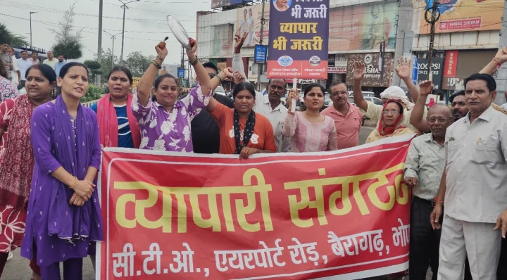भोपाल में सीलिंग कार्रवाई के विरोध में सड़क पर उतरे व्यापारी, रोशनपुरा चौराहे पर किया चक्काजाम