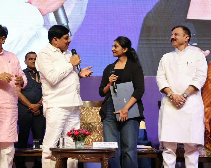 Madhya Pradesh News: Chief Minister Dr. Mohan Yadav distributed laptops to students