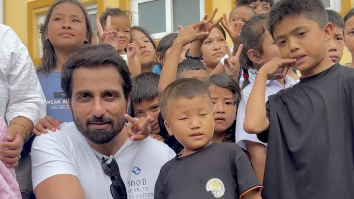 सोनू सूद नेपाळमधील पूरग्रस्तांना मदत करण्यासाठी घटनास्थळी पोहोचले, म्हणाले – मदतकार्य सुरूच राहील