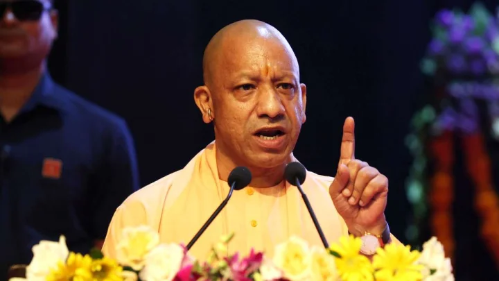 धन के लिए धर्म नहीं त्यागूंगा, छिड़ गया युद्ध तो बम-गोले भी दागूंगा : CM योगी