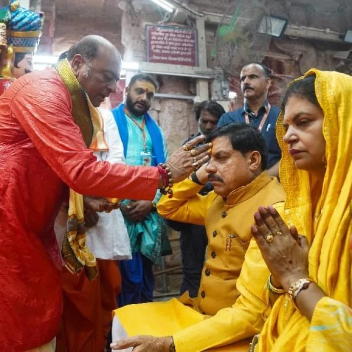 CM Dr. Mohan Yadav offers prayers at Dwarkadhish