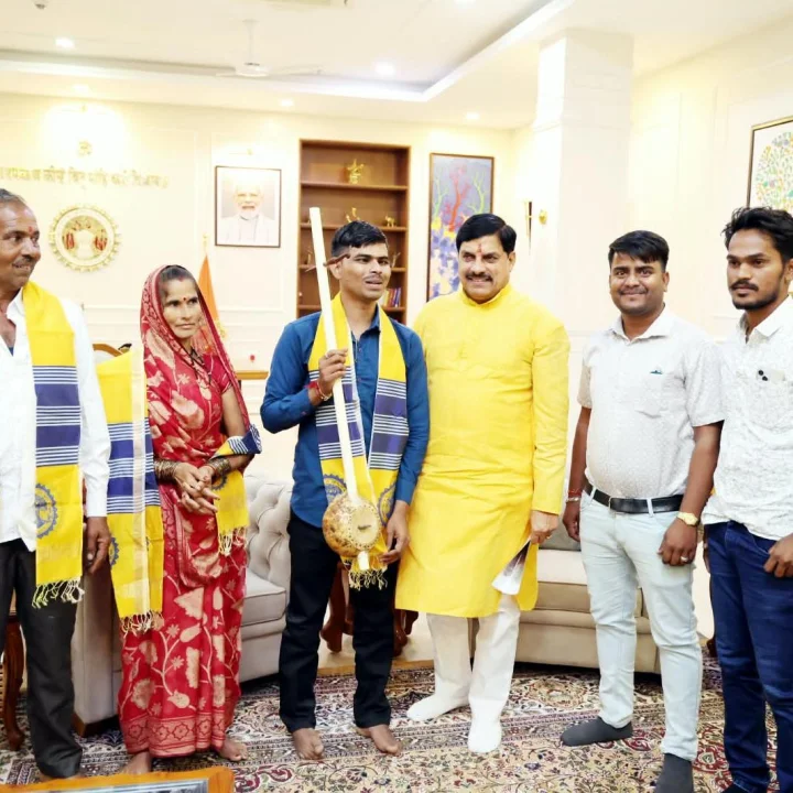 Chief Minister Dr. Mohan Yadav; young Bundeli singer Sunil Lodhi; Bundeli singer Sunil Lodhi met the Chief Minister.
मुख्यमंत्री डॉ. मोहन यादव