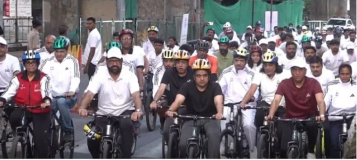 Surat में फिटनेस का जुनून, ‘Sunday on Cycle’ में दिखा जबरदस्त उत्साह; मांडविया-हर्ष संघवी ने किया शुभारंभ