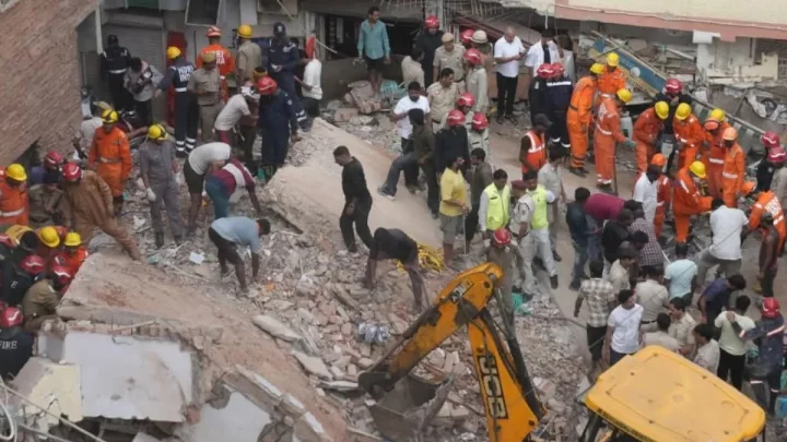 गृहमंत्री शाह ने ली दिल्‍ली इमारत हादसे की जानकारी, 5 लोगों की हुई मौत, अब तक 11 का हुआ रेस्‍क्‍यू, बिल्डिंग मालिक के खिलाफ FIR दर्ज