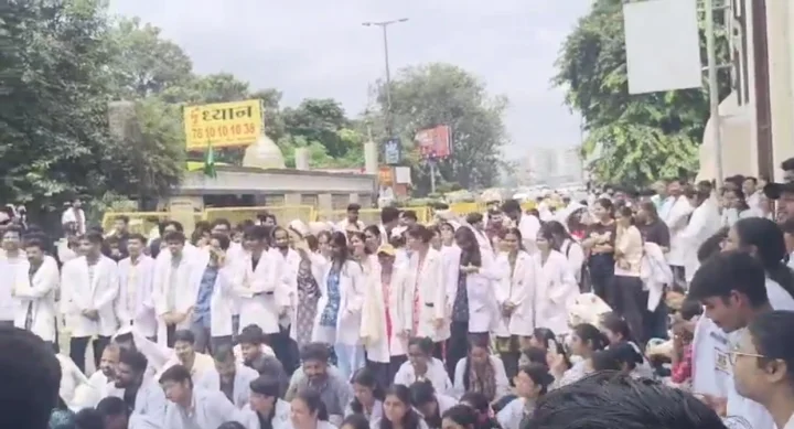 भोपाल में MBBS इंटर्न्स के प्रदर्शन और सड़क जाम पर उठे सवाल, 65 लाख रुपए की सरकारी मदद के बाद भी 1 साल के स्टाइपेंड  पर बवाल