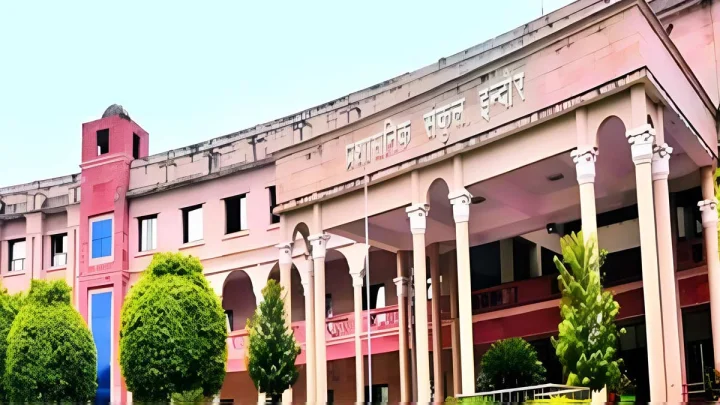 विधायक समर्थक कर रहा था दबंगई, तंग आकर युवक ने कलेक्टर के सामने की आत्मदाह की कोशिश, ऐसे बची जान