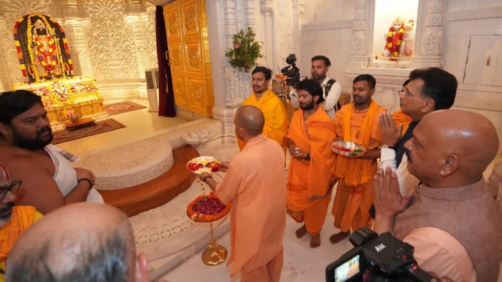 Ayodhya News : CM योगी ने हनुमानगढ़ी में बजरंगबली का लिया आशीर्वाद, रामलला के दरबार में टेका माथा; मंदिर परिसर का किया निरीक्षण