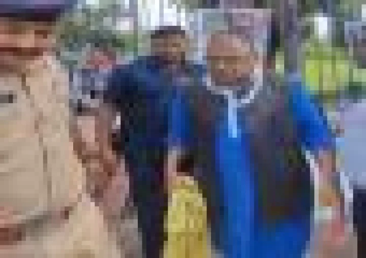 मंत्रालय के सामने धरने पर बैठे कांग्रेस विधायक अभय मिश्रा पुलिस हिरासत में, स्वास्थ्य मंत्री राजेंद्र शुक्ल के इस्तीफे की मांग