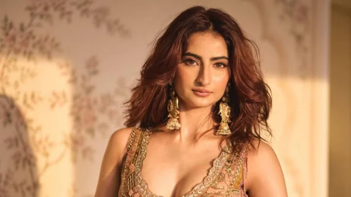 पलक तिवारी के रॉयल एथनिक लुक ने मचाई सनसनी, ऑलिव ग्रीन आउटफिट में ढाया कहर